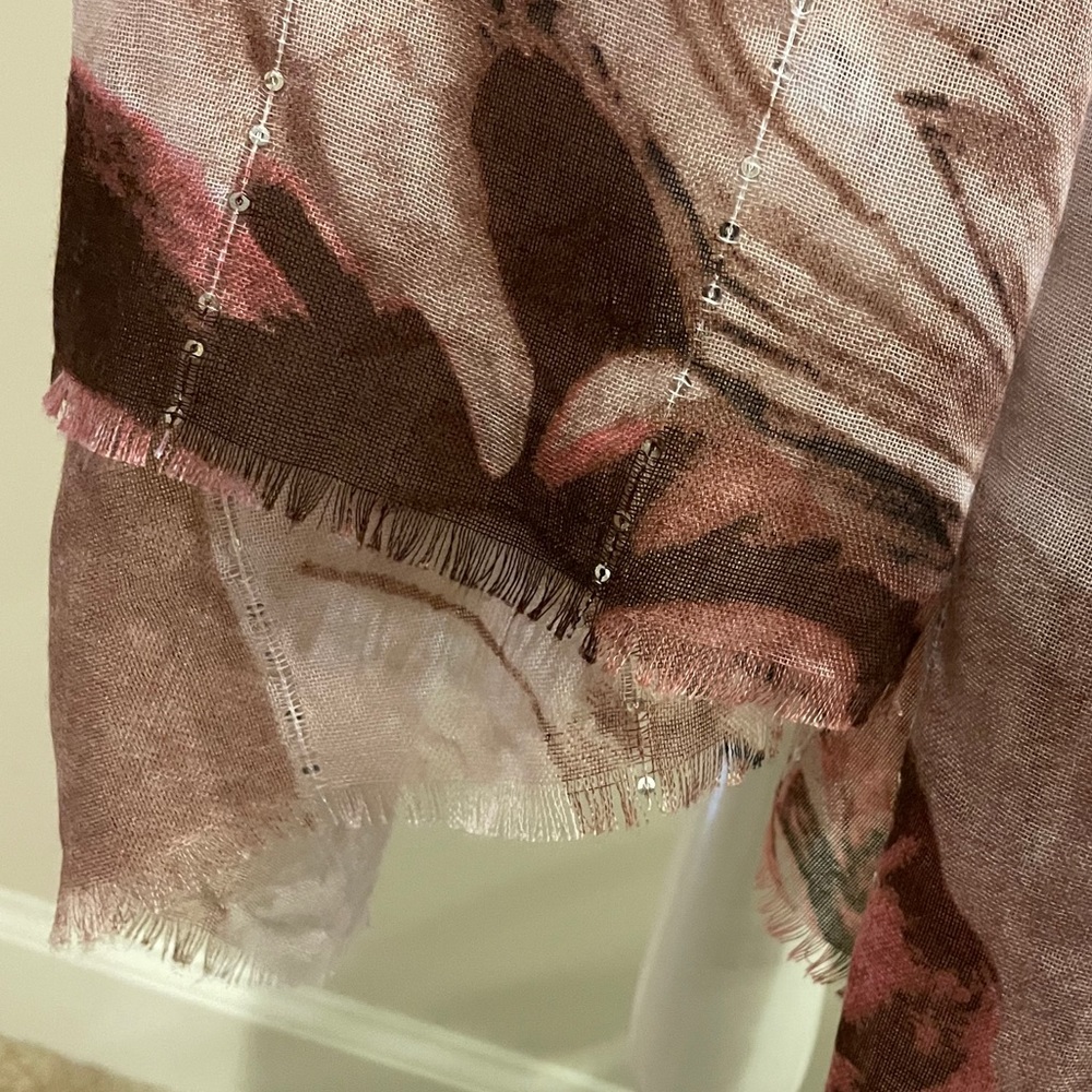 • Scarf • - Picture 5 of 6